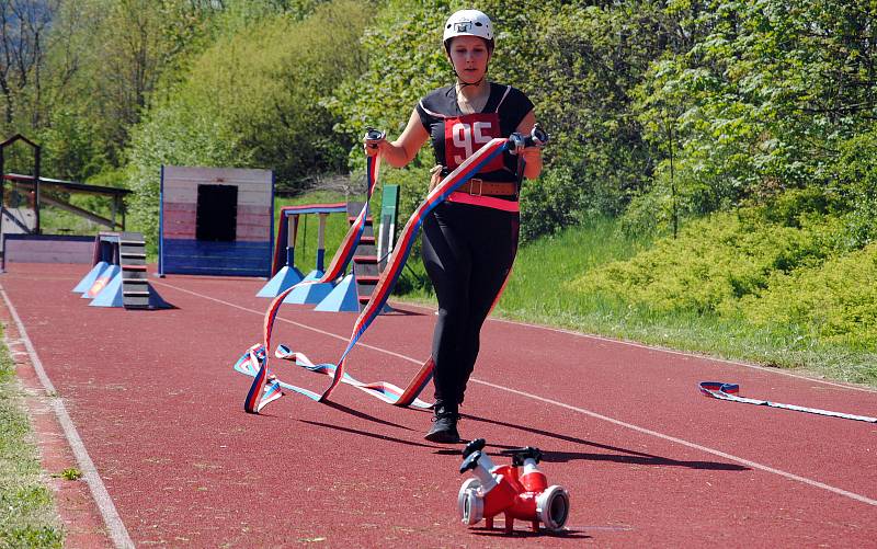 Hasiči a hasičky závodí v sobotu 11. května 2019 na okrskové soutěži soutěži v požárním sportu v Hrachovci u Valašského Meziříčí. S výjimkou mužů nad 35 let, kteří závodili jen v požárním útoku, všichni ostatní změřili síly také v překážkovém běhu na sto 