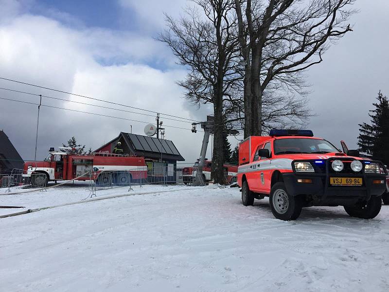 Hasiči z pěti jednotek likvidují požár chaty u malé sjezdovky v lyžařském středisku Kohútka v Javorníkách