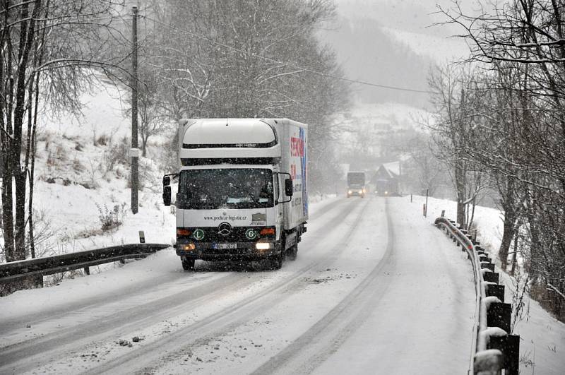 Silnice na Syrákov při pondělním (5. ledna 2015) sněžení.