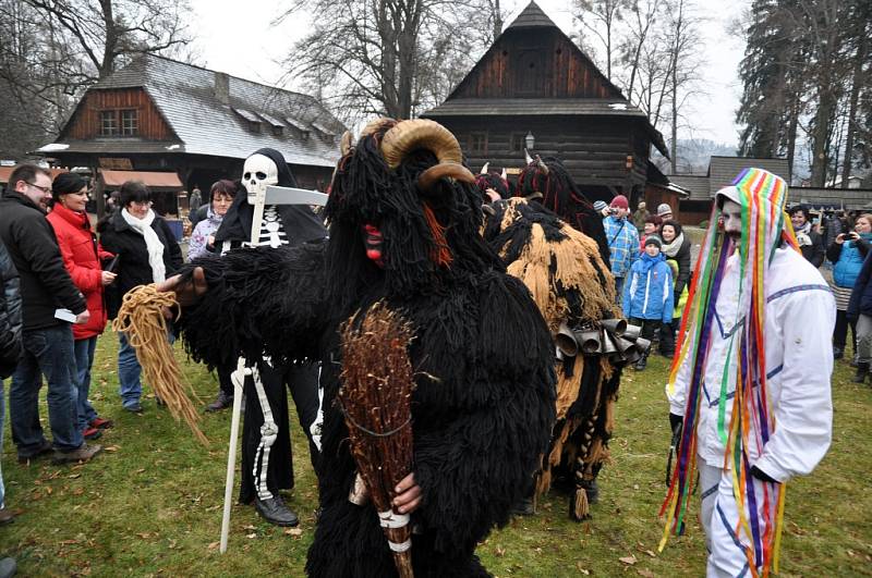 Ve Valašském muzeu v přírodě v Rožnově pod Radhoštěm se v sobotu 14. prosince uskutečnil tradiční Vánoční jarmark. 