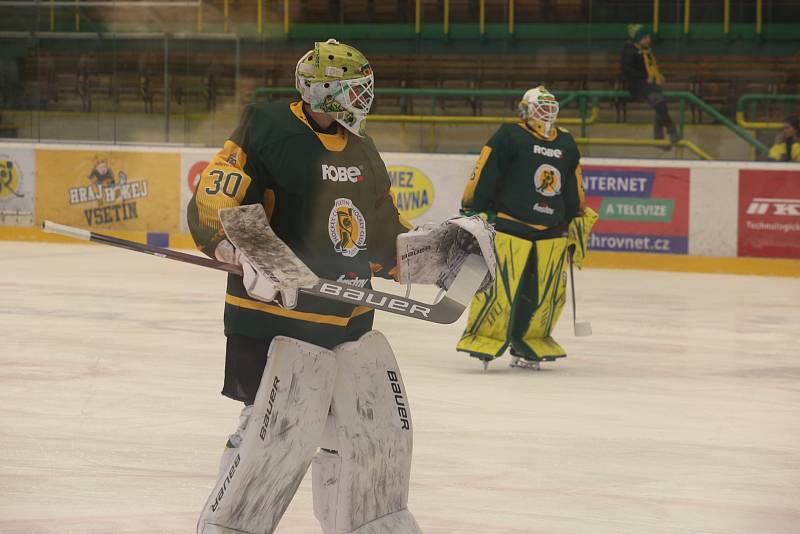 Hokejisté Vsetína (zelené dresy) ve druhém semifinále play-off Chance ligy přivítali Prostějov.