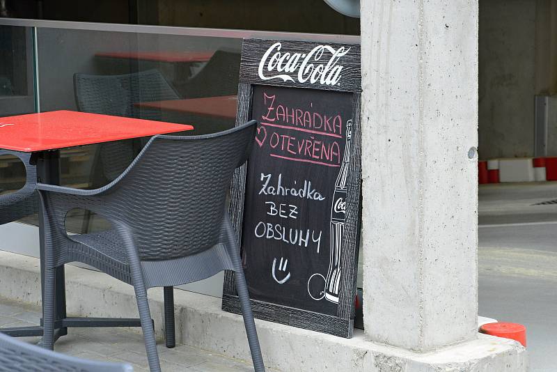 Vsetínské restaurace otevřely zahrádky. Nekrytá u obchodní galerie v centru města ale zela kvůli počasí prázdnotou.