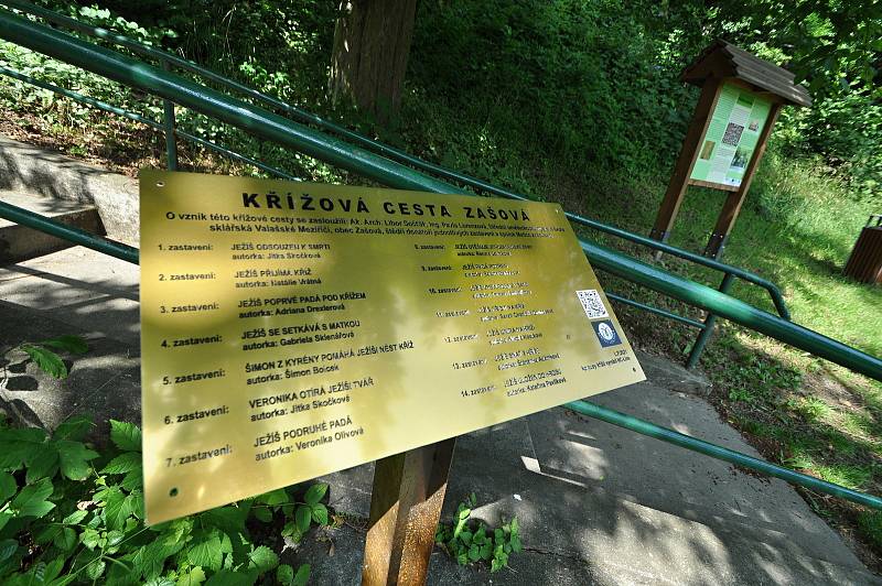 Zašová - vysvětlující tabulka ke křížové cestě, o jejíž vybudování v zahradě zašovského kláštera se zasloužil spolek Matice zašovská