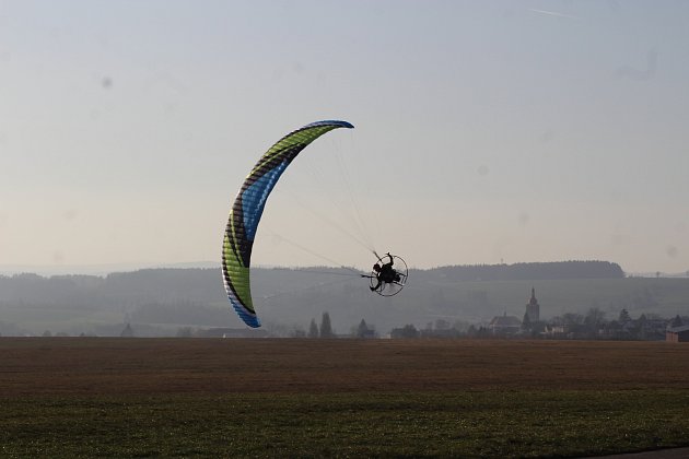 Festival motorového paraglidingu se koná v Přibyslavi. Láká na Pyro Air Show