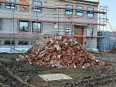 Při opravách kulturního domu v Přibyslavi narazili na problémy, které celou rekonstrukci protáhnou a prodraží.