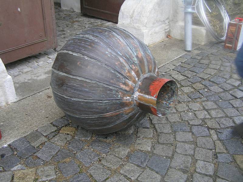 Tak vypadal návrat kříže na věž přibyslavského kostela.