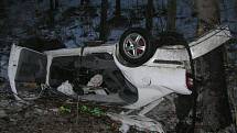 Škoda Octavia přijížděla do Havlíčkova Brodu asi příliš rychle, řidič zřejmě nezvládl řízení a skončil s autem na střeše v lese.
