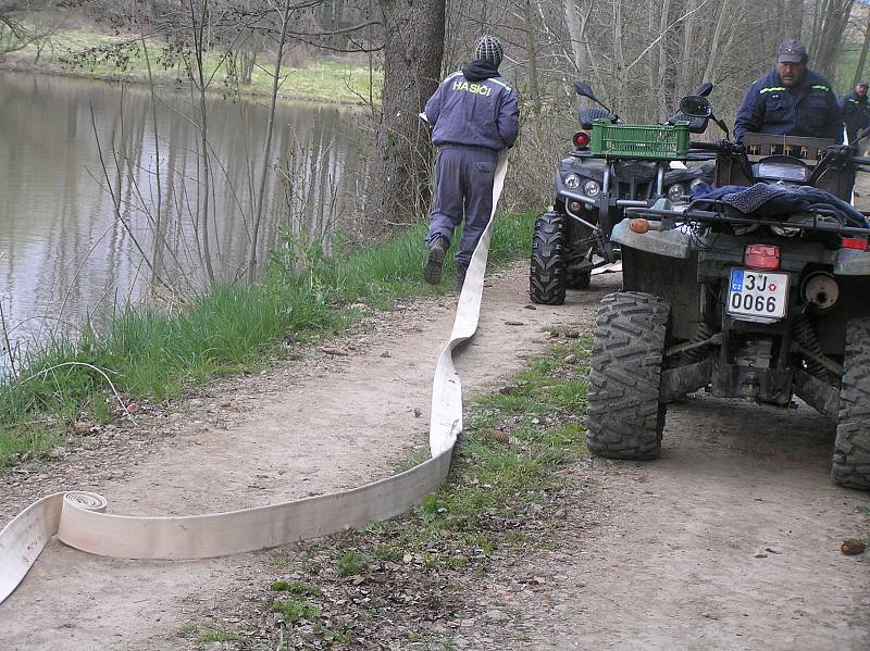 Pět hasičských sborů trénovalo jak dopravit vodu na velkou vzdálenost.