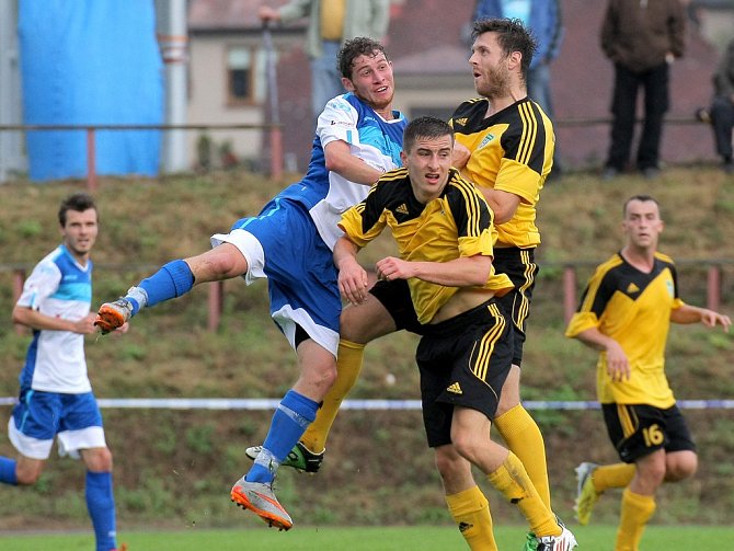 Skvělou formu na domácím hřišti potvrdili fotbalisté ždíreckého Tatranu (ve žlutém), kteří porazili Humpolec 2:0. 
