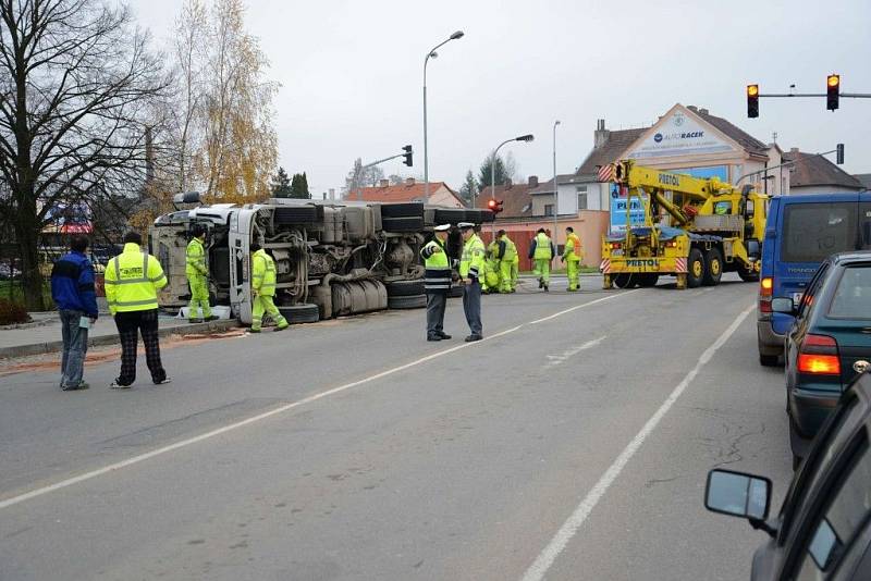 Převrácený kamion v Havlíčkově Brodě.