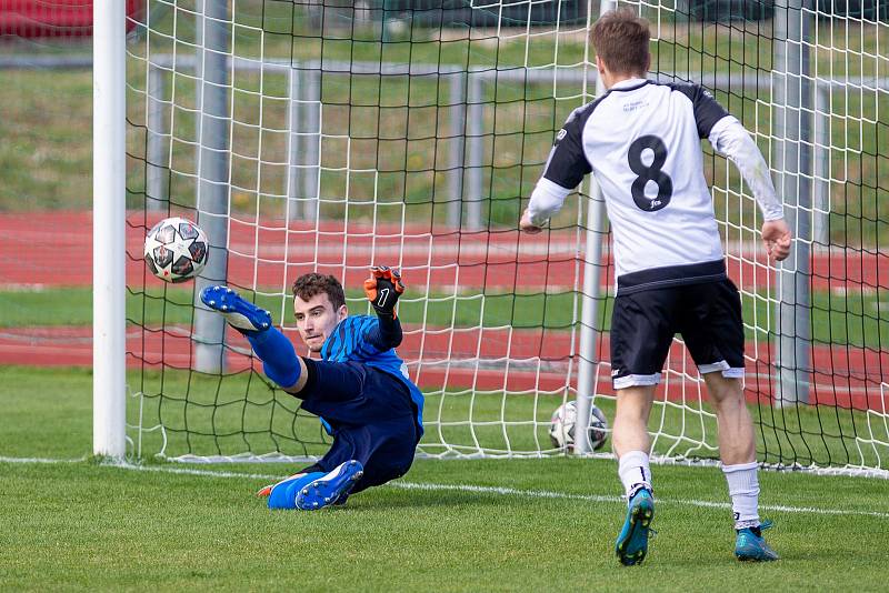 Fotbalové utkání mezi FC Slovan Havlíčkův Brod (v černobílém) a Tatran Ždírec nad Doubravou (v zelených dresech).