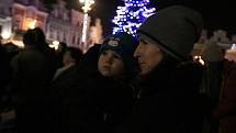 Na havlíčkobrodském Havlíčkově náměstí vystoupily děti ze sboru Oříšek a místní ZUŠ.