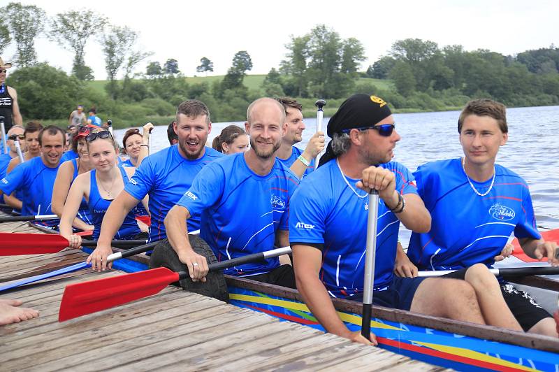 Závody dračích lodí na rybníku Řeka