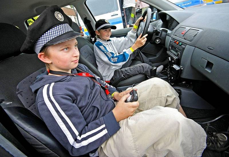 Celé dopoledne se žákům ZŠ Wolkerova věnovali policisté, strážníci městské policie a také hasiči. Děti je za to odměnily svým zájmem, zvídavostí a nakonec i spokojeným úsměvem.