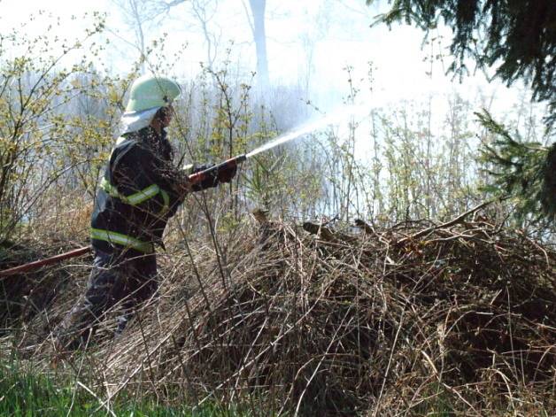 Hasiči museli prokázat značnou fyzickou výdrž a pevné nervy.