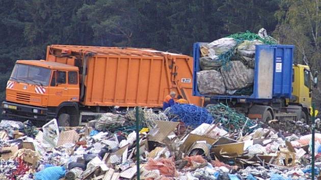 Skládky jako němí svědkové. Množství odpadů na skládkách roste téměř přímo úměrně růstu životní úrovně společnosti. Jediným řešením jak zamezit jejich dalšímu růstu je třídění odpadů. Na Vysočině v tom vyniká Žďár nad Sázavou.