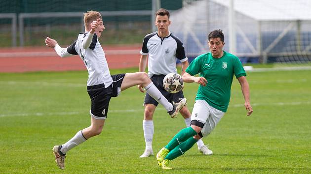 V pátečním divizním derby se z výhry 1:0 nad ždíreckým Tatranem (v zelených dresech) radovali fotbalisté Havlíčkova Brodu ( v černobílé kombinaci).