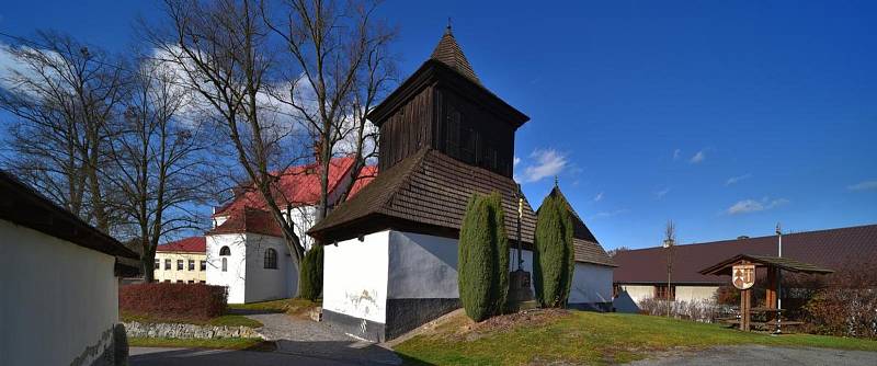 Podobně ojedinělá stavba kostela v Krásné Hoře před a po opravách střechy. Se souhlasem obce