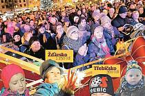 Akce Česko zpívá koledy, kterou iniciuje Deník, se na náměstích či návsích obcí v kraji zúčastnilo kolem pěti tisíc lidí.