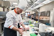 Podívejte se, jak se činí budoucí kuchaři na soutěži kterou pořádá Obchodní akademie a Hotelová škola v Havlíčkově Brodě.