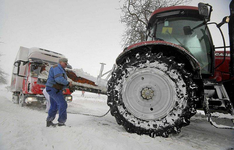 Stejně jako u Šmolov na Havlíčkobrodsku lemovaly uvízlé vozy silnice po celém kraji.