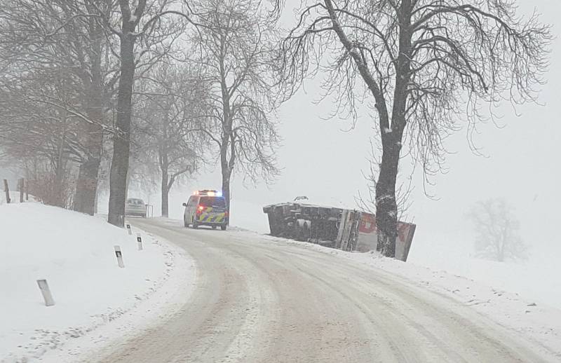 Nehoda kamionu těsně za Chotěboří směrem na Novou Ves.