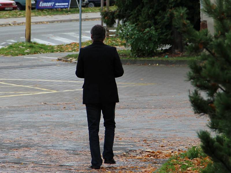 Podmínka za lítost. Jednačtyřicetiletý násilník odchází ze včerejšího líčení, které se konalo v jihlavském justičním areálu. Podobu ani plné znění jmen pachatelů domácího násilí nelze podle zákona zveřejnit.