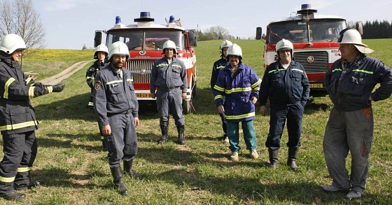 Hasiči cvičili dopravu vody do kopce. Vybrali si k tomu ves Hudeč, kde je několik dřevěných domů.