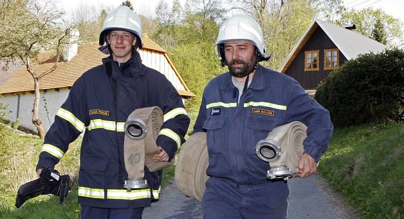 Hasiči cvičili dopravu vody do kopce. Vybrali si k tomu ves Hudeč, kde je několik dřevěných domů.