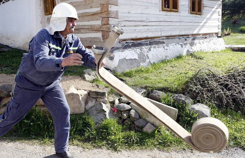 Hasiči cvičili dopravu vody do kopce. Vybrali si k tomu ves Hudeč, kde je několik dřevěných domů.