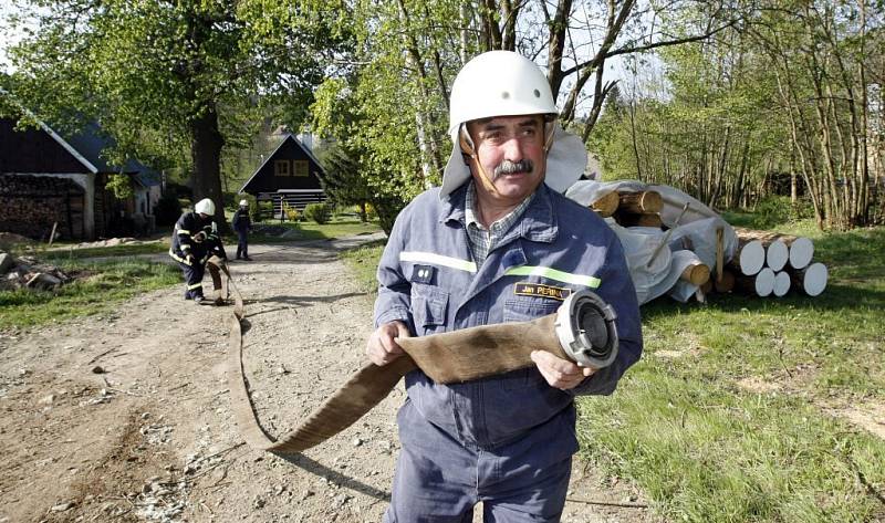 Hasiči cvičili dopravu vody do kopce. Vybrali si k tomu ves Hudeč, kde je několik dřevěných domů.