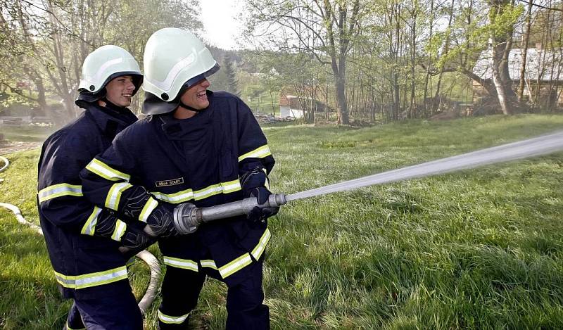 Hasiči cvičili dopravu vody do kopce. Vybrali si k tomu ves Hudeč, kde je několik dřevěných domů.