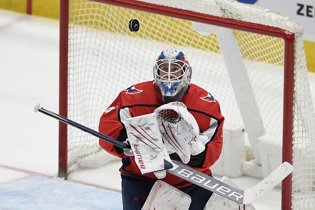 Hokejový brankář Vítek Vaněček se po týdnu vrací v NHL ze Seattlu do Washingtonu. Krakeni jej vyměnil zpět za volbu na draftu.