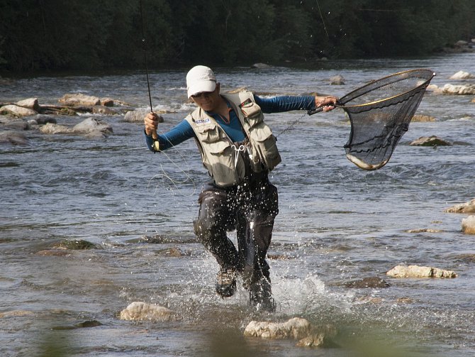 Závodní rybolov – to není vysedávání na břehu. Tonda musí za rybou chodit v řece.
