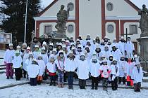 Tradiční společné foto koledníků před kostelem ve Světlé nad Sázavou