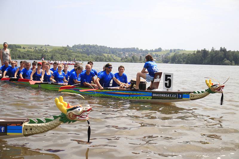 Závody dračích lodí na rybníku Řeka