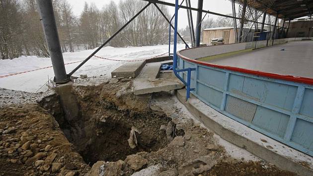 Areál zimního stadionu je teď plný jam, které jsou vykopány především u podpůrných sloupů nesoucích střechu objektu. Ta se měnit nebude, v plánu je ale její navýšení. Ostatní stávající budovy jsou určeny k demolici.