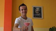 Pink Lady 2. Tak se jmenuje drink, který namíchal Petr Košťál, student havlíčkobrodské Obchodní akademie a Hotelové školy.