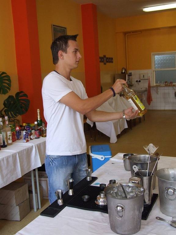 Pink Lady 2. Tak se jmenuje drink, který namíchal Petr Košťál, student havlíčkobrodské Obchodní akademie a Hotelové školy.