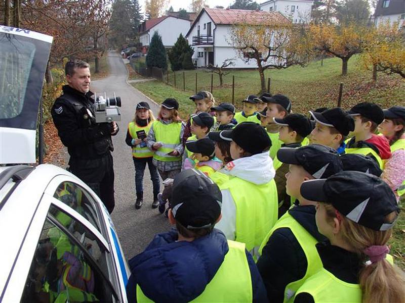 V terénu se děti mohou seznámit s technikou, kterou městská policie používá. 