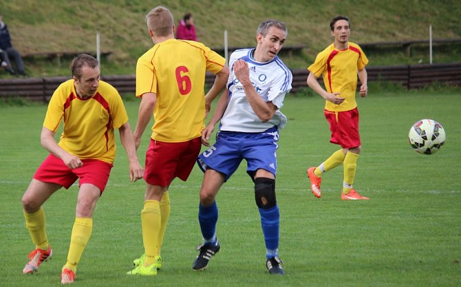 Prohru si v domácím prostředí připsali fotbalisté Štoků (vpravo), kteří v okresním derby nestačili na rezervu ždíreckého Tatranu (1:3).