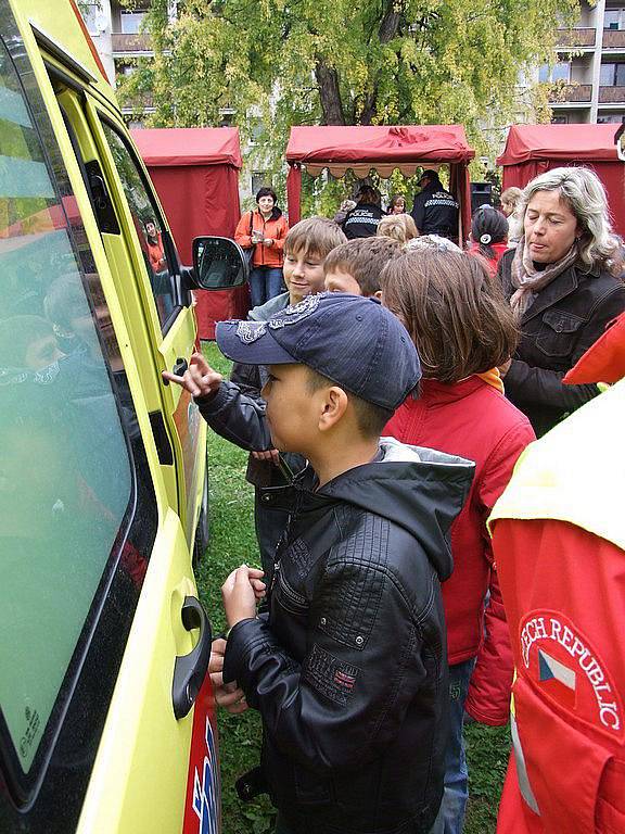 Slavnostní křest hodin s bezpečnostními hlásiči u dětského hřiště na Kalinově nábřeží v Brodě.