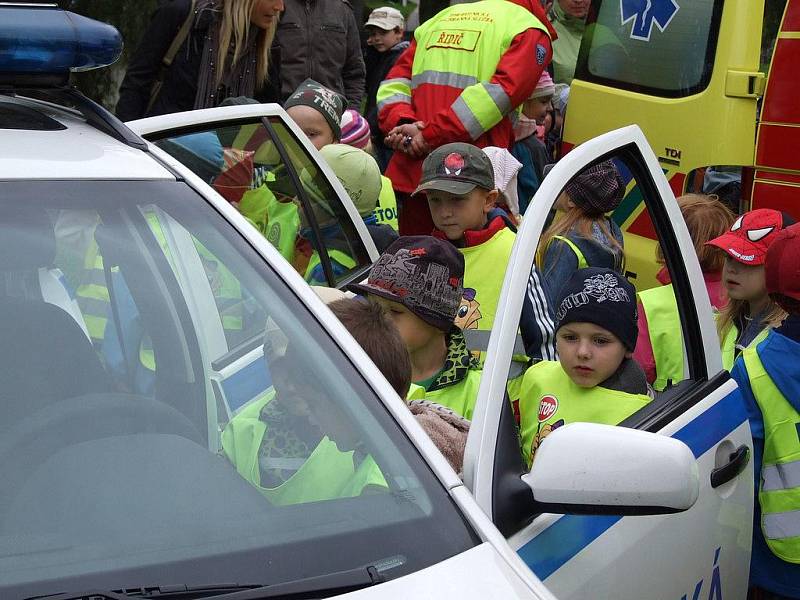 Slavnostní křest hodin s bezpečnostními hlásiči u dětského hřiště na Kalinově nábřeží v Brodě.