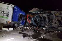 U výjezdu z Havlíčkova Brodu v Lidické ulici došlo včera okolo 23. hodiny k hromadné nehodně čtyř nákladních a jednoho osobního vozidla.
