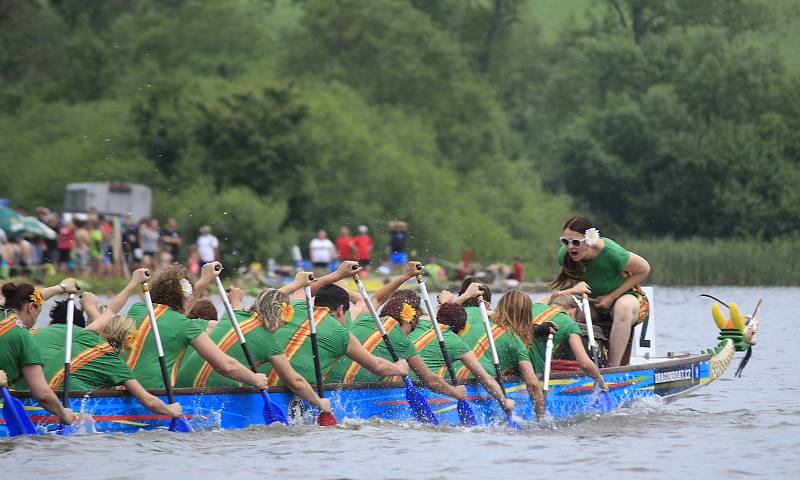 Závody dračích lodí na rybníku Řeka