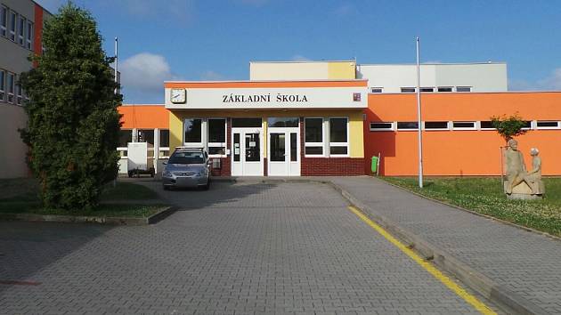 Základní škola ve Ždírci nad Doubravou.