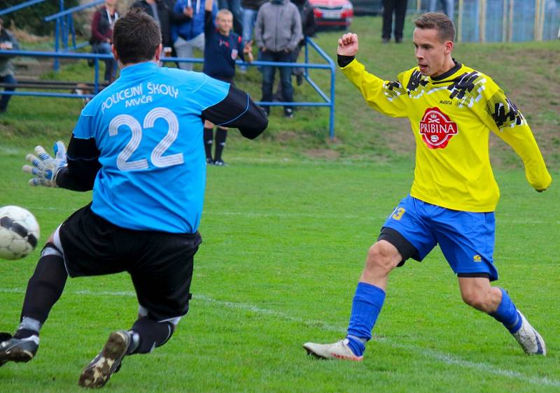 Neprůstřelný byl v neděli světelský gólman Jindřich Adamec. Takto na něm ztroskotal přibyslavský útočník Matěj Vopršal. 