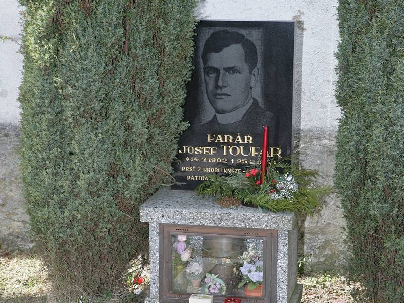 Josef Toufar. Za komunistické totality umučený kněz z Číhoště má hrob ve svém bývalém působišti.