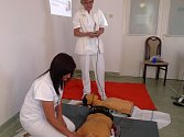 Pro kurzy laické resuscitace používá nemocnice speciální defibrilátory.