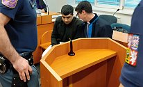 U soudu v Pardubicích začal v úterý dopoledne soudní proces s mladíkem, kterému hrozí až výjimečný trest za vraždu kamaráda a pokus o vraždu taxikáře z Havlíčkova Brodu.